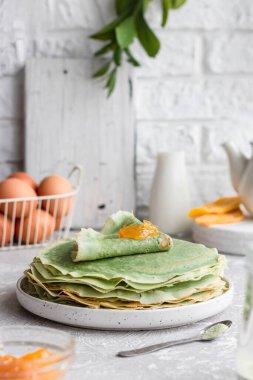 Kiraz çayı ve mango reçelli yeşil krep.