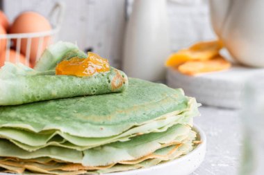 Kiraz çayı ve mango reçelli yeşil krep.