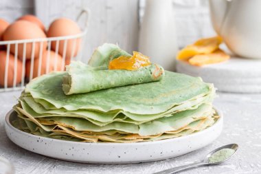 Kiraz çayı ve mango reçelli yeşil krep.