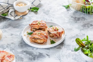 Peynirle doldurulmuş büyük mantarlar ve domuz pastırmasında pişmiş çam fıstığı. Güzel ve renkli bayram atıştırmalıkları. Yemek servisi için tabak..