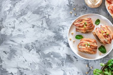 Peynirle doldurulmuş büyük mantarlar ve domuz pastırmasında pişmiş çam fıstığı. Güzel ve renkli bayram atıştırmalıkları. Yemek servisi için tabak..