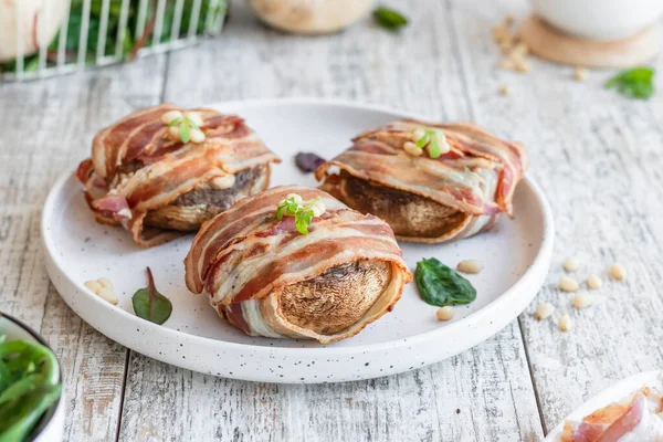 Setas Grandes Rellenas Queso Piñones Horno Tocino Hermoso Colorido Aperitivo — Foto de Stock