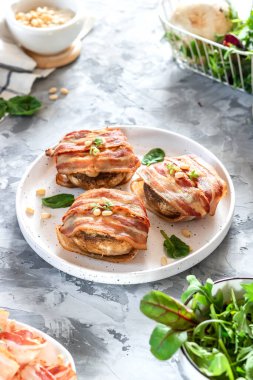 Peynirle doldurulmuş büyük mantarlar ve domuz pastırmasında pişmiş çam fıstığı. Güzel ve renkli bayram atıştırmalıkları. Yemek servisi için tabak..