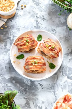 Peynirle doldurulmuş büyük mantarlar ve domuz pastırmasında pişmiş çam fıstığı. Güzel ve renkli bayram atıştırmalıkları. Yemek servisi için tabak..