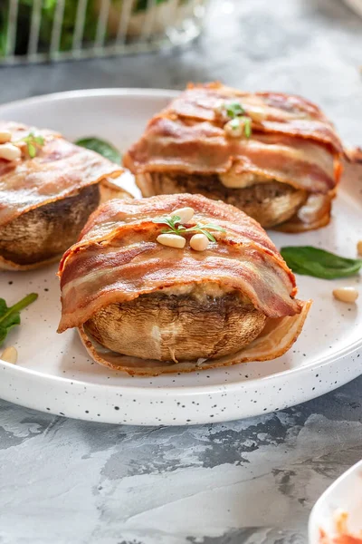 Setas Grandes Rellenas Queso Piñones Horno Tocino Hermoso Colorido Aperitivo — Foto de Stock