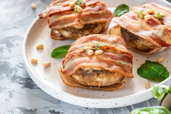 Setas Grandes Rellenas Queso Piñones Horno Tocino Hermoso Colorido Aperitivo — Foto de Stock