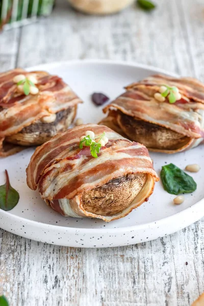 Setas Grandes Rellenas Queso Piñones Horno Tocino Hermoso Colorido Aperitivo — Foto de Stock