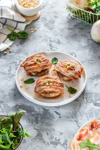 Setas Grandes Rellenas Queso Piñones Horno Tocino Hermoso Colorido Aperitivo — Foto de Stock