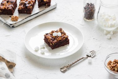 Şekerleme ve cevizli ev yapımı çikolatalı kek. Basit çikolatalı tatlı.