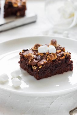 Şekerleme ve cevizli ev yapımı çikolatalı kek. Basit çikolatalı tatlı.