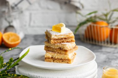 Kısa hamurlu pastada limonlu kek. Yaz için basit bir tatlı.