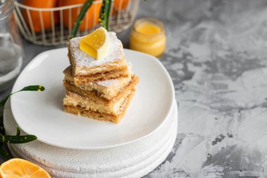 Kısa hamurlu pastada limonlu kek. Yaz için basit bir tatlı.