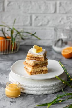 Fırın hamurunda ev yapımı limonlu kek. Hafif yaz limonlu tatlı.