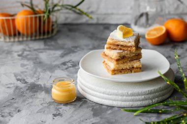 Fırın hamurunda ev yapımı limonlu kek. Hafif yaz limonlu tatlı.