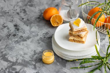 Fırın hamurunda ev yapımı limonlu kek. Hafif yaz limonlu tatlı.
