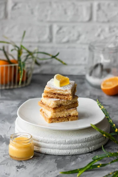 Fırın hamurunda ev yapımı limonlu kek. Hafif yaz limonlu tatlı.