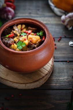 Köy tarzında kilden bir tencerede kızartılmış. Sebzeli haşlanmış et. Gürcistan 'ın Canahi yemeği