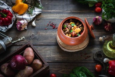 Köy tarzında kilden bir tencerede kızartılmış. Sebzeli haşlanmış et. Gürcistan yemeği Canahi rostosu, köy usulü kilden bir tencerede. Sebzeli haşlanmış et. Gürcistan 'ın Canahi yemeği