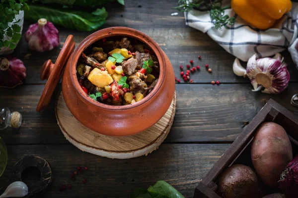 Assado Pote Barro Estilo Rústico Carne Refogada Com Legumes Prato — Fotografia de Stock