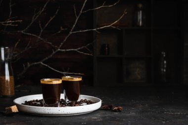 Bardaklı kahve. Koyu bir arka planda espresso. Koyu renk