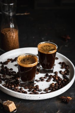 Bardaklı kahve. Koyu bir arka planda espresso. Koyu renk