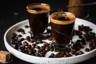 Bardaklı kahve. Koyu bir arka planda espresso. Koyu renk