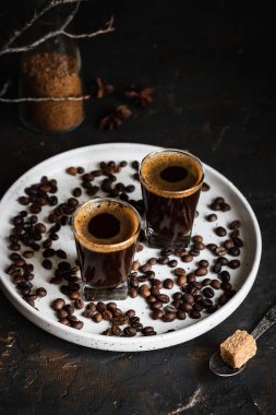 Bardaklı kahve. Koyu bir arka planda espresso. Koyu renk