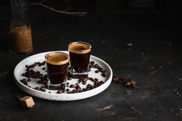 Bardaklı kahve. Koyu bir arka planda espresso. Koyu renk
