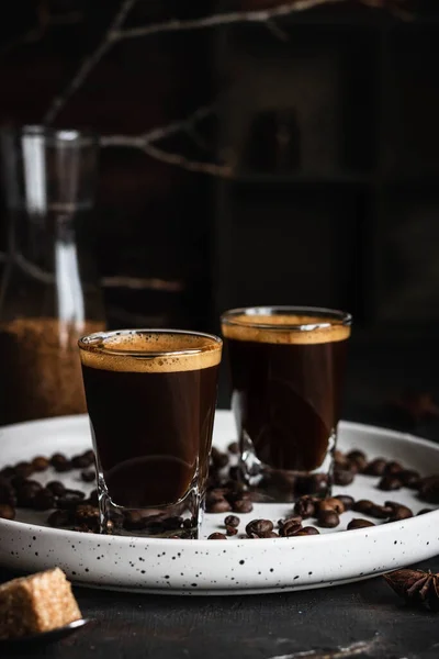 Bardaklı kahve. Koyu bir arka planda espresso. Koyu renk