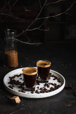 Bardaklı kahve. Koyu bir arka planda espresso. Koyu renk