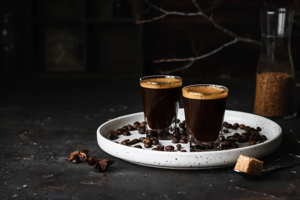 杯子里的咖啡浓缩咖啡在黑暗的背景下深色风格 — 图库照片