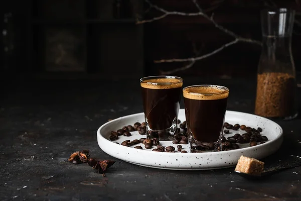 Bardaklı kahve. Koyu bir arka planda espresso. Koyu renk