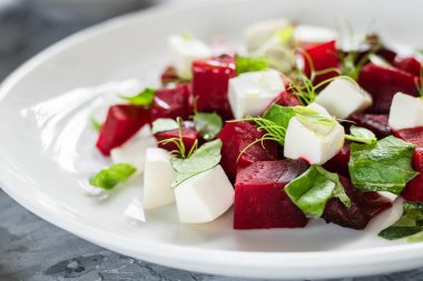 Hafif bahar ve yaz salatası. Peynirli pancar ve taze bezelye filizleri.