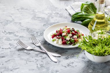 Hafif bahar ve yaz salatası. Peynirli pancar ve taze bezelye filizleri.