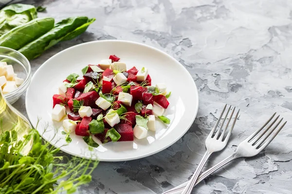 Salada Leve Primavera Verão Beterraba Assada Com Queijo Feta Rebentos — Fotografia de Stock