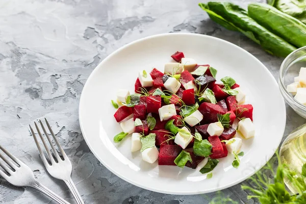 Könnyű Tavaszi Nyári Saláta Sült Répa Feta Sajttal Fiatal Borsó — Stock Fotó