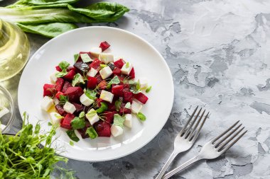 Hafif bahar ve yaz salatası. Peynirli pancar ve taze bezelye filizleri.