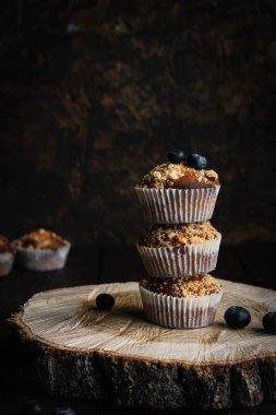 Yabanmersinli kek ve shtreisel. Ev yapımı pişirme. Basit ve rahat yiyecekler..