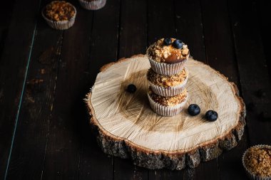 Yabanmersinli kek ve shtreisel. Ev yapımı pişirme. Basit ve rahat yiyecekler..