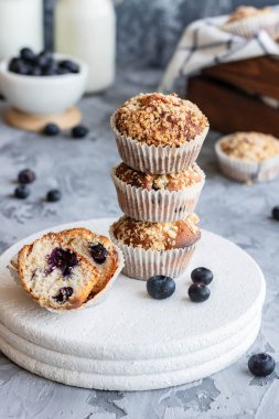 Yabanmersinli kek ve shtreisel. Ev yapımı pişirme. Basit ve rahat yiyecekler..