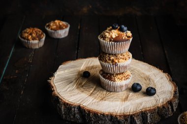 Yabanmersinli kek ve shtreisel. Ev yapımı pişirme. Basit ve rahat yiyecekler..