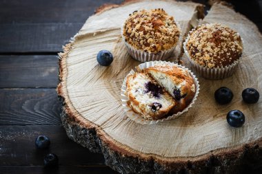 Yabanmersinli kek ve shtreisel. Ev yapımı pişirme. Basit ve rahat yiyecekler..