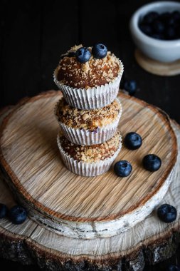 Yabanmersinli kek ve shtreisel. Ev yapımı pişirme. Basit ve rahat yiyecekler..