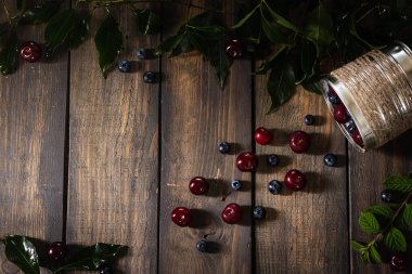 Ahşap bir arka planda kutuda böğürtlenler.