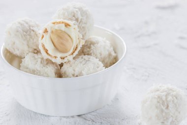 Cevizli şekerler ve Hindistan cevizli gevrekli bademler.