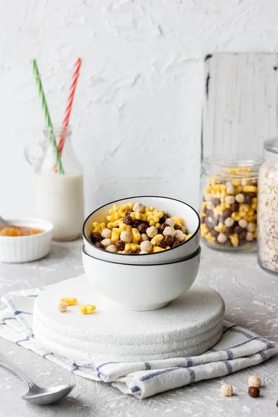 Cereales variados para el desayuno: bolas de chocolate y estrellas de miel — Foto de Stock