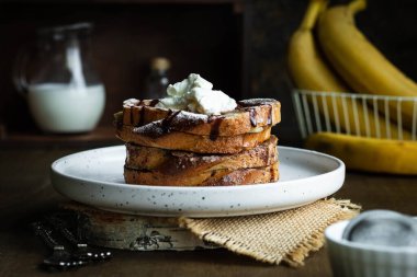 Muzlu ve peynirli yumurtalı ekmek. Basit ve rahat yiyecekler. Basit ve lezzetli bir kahvaltı yemeği..