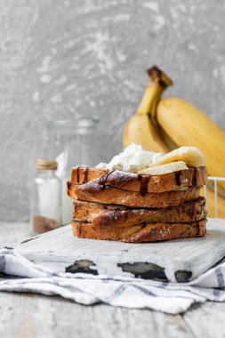 Muzlu ve peynirli yumurtalı ekmek. Basit ve rahat yiyecekler. Basit ve lezzetli bir kahvaltı yemeği..