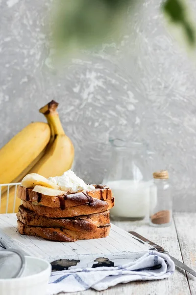 Tostadas Francesas Con Plátano Requesón Comida Sencilla Cómoda Desayuno Sencillo — Foto de Stock