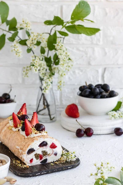 Rollo Merengue Con Bayas Pistacho Fresco Crema Batida Crema Queso — Foto de Stock